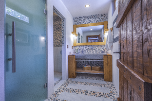 Villa Gemile Bath & Restroom Views