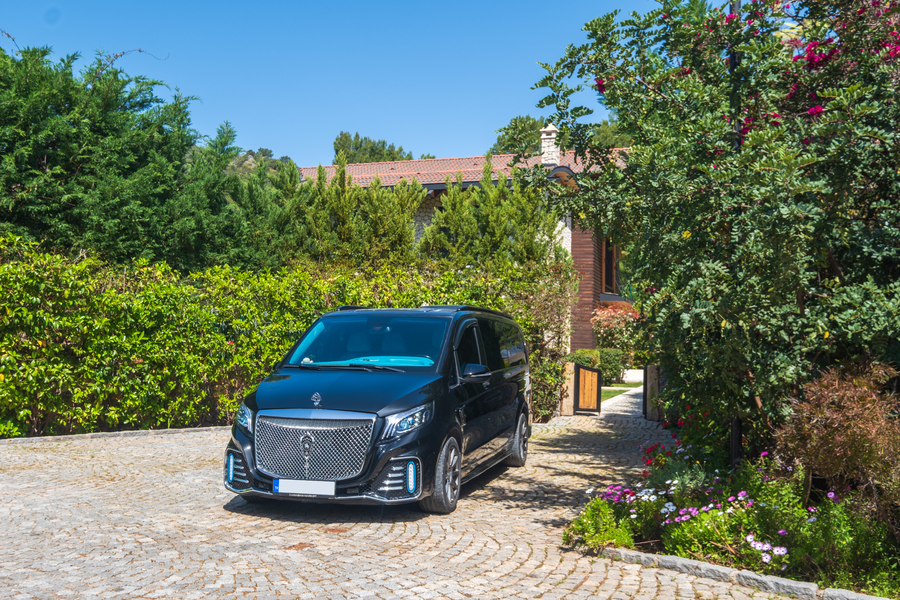 Luxury private transfer arrival at Gokce Gemile estate entrance