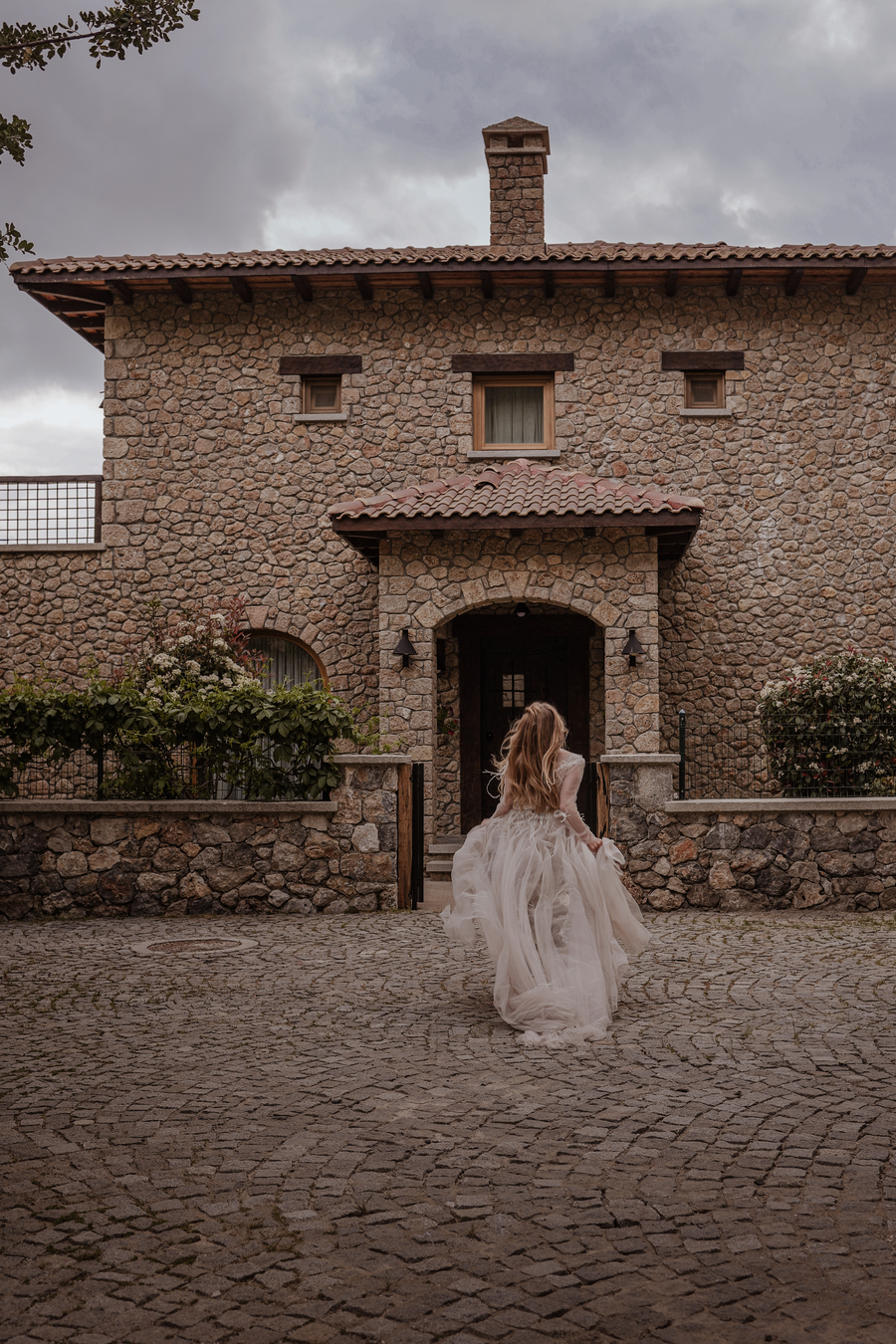 Bride walking toward the stone entrance of Villa Elmalı